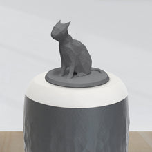 Laden Sie das Bild in den Galerie-Viewer, Bio-Topping Katze sitzend