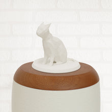 Laden Sie das Bild in den Galerie-Viewer, Bio-Topping Katze sitzend