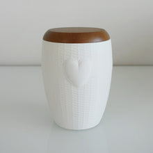 Laden Sie das Bild in den Galerie-Viewer, Bio-Tierurne Herz